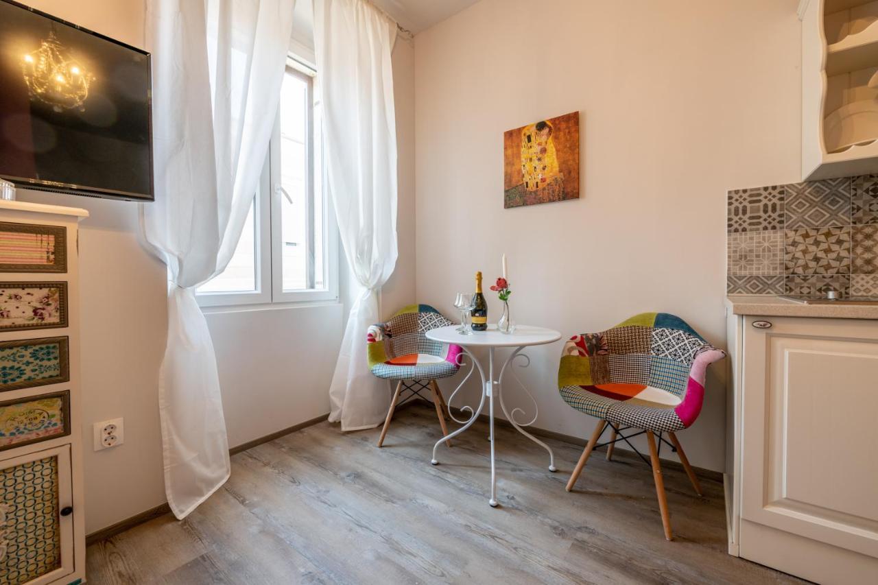 Old City Romantic Studios 4 With Free Private Parking Pola Esterno foto