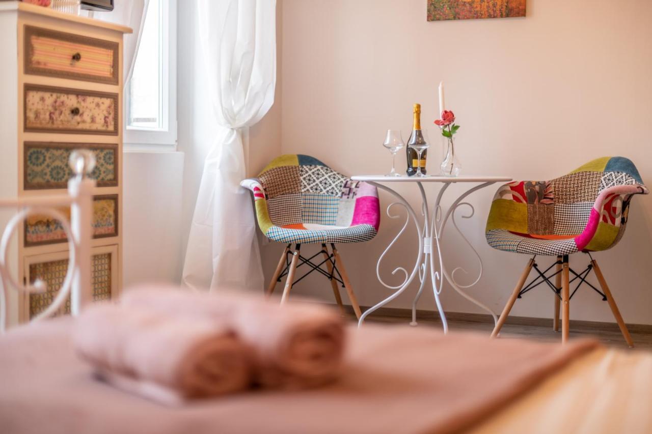 Old City Romantic Studios 4 With Free Private Parking Pola Esterno foto