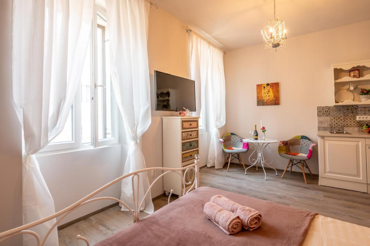 Old City Romantic Studios 4 With Free Private Parking Pola Esterno foto
